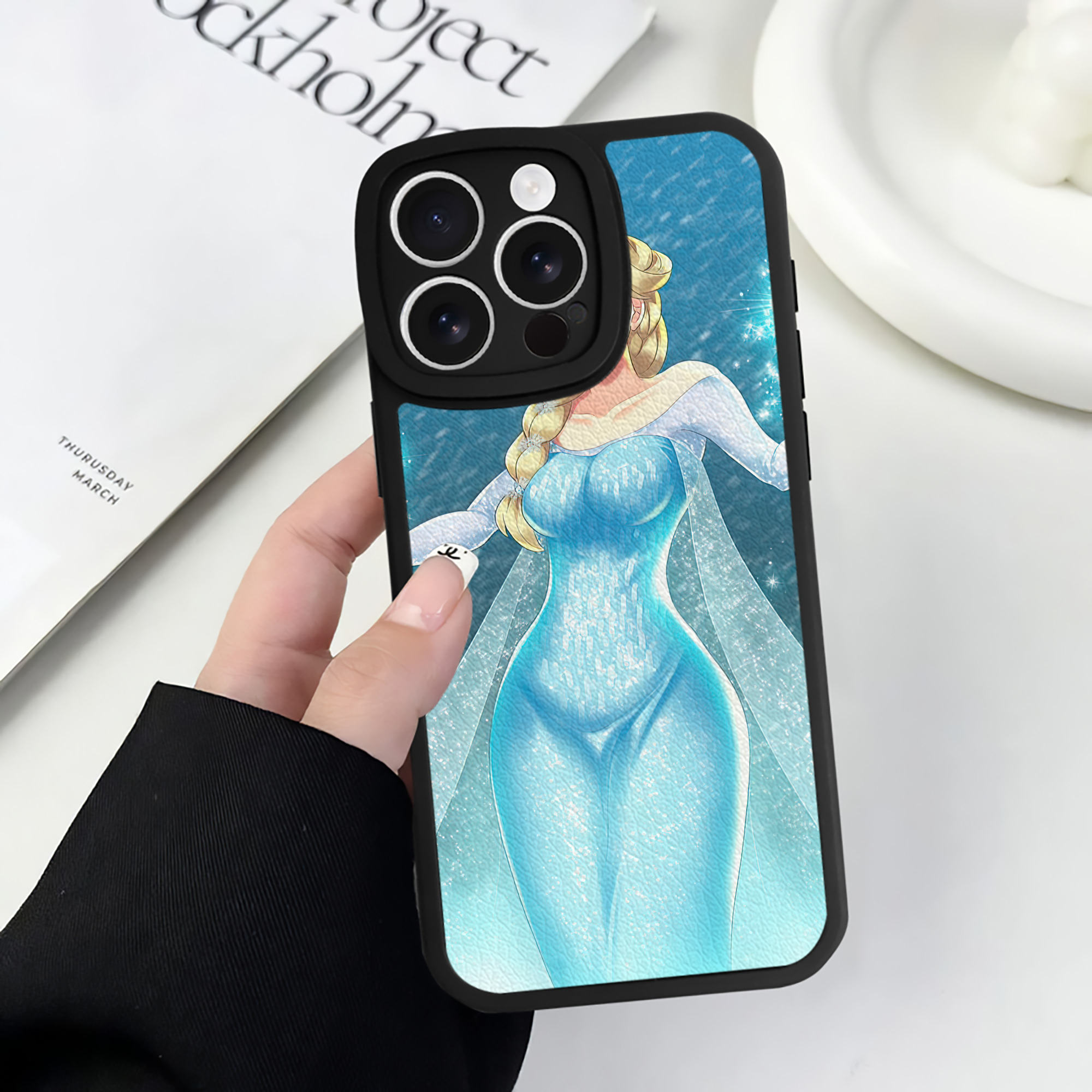 （画像用） アナと雪の女王 アンナ エルサ Frozen Anna Elsa 【iPhone 16シリーズ対応】シリコンスマホケース（レザー調） 材質：シリコン